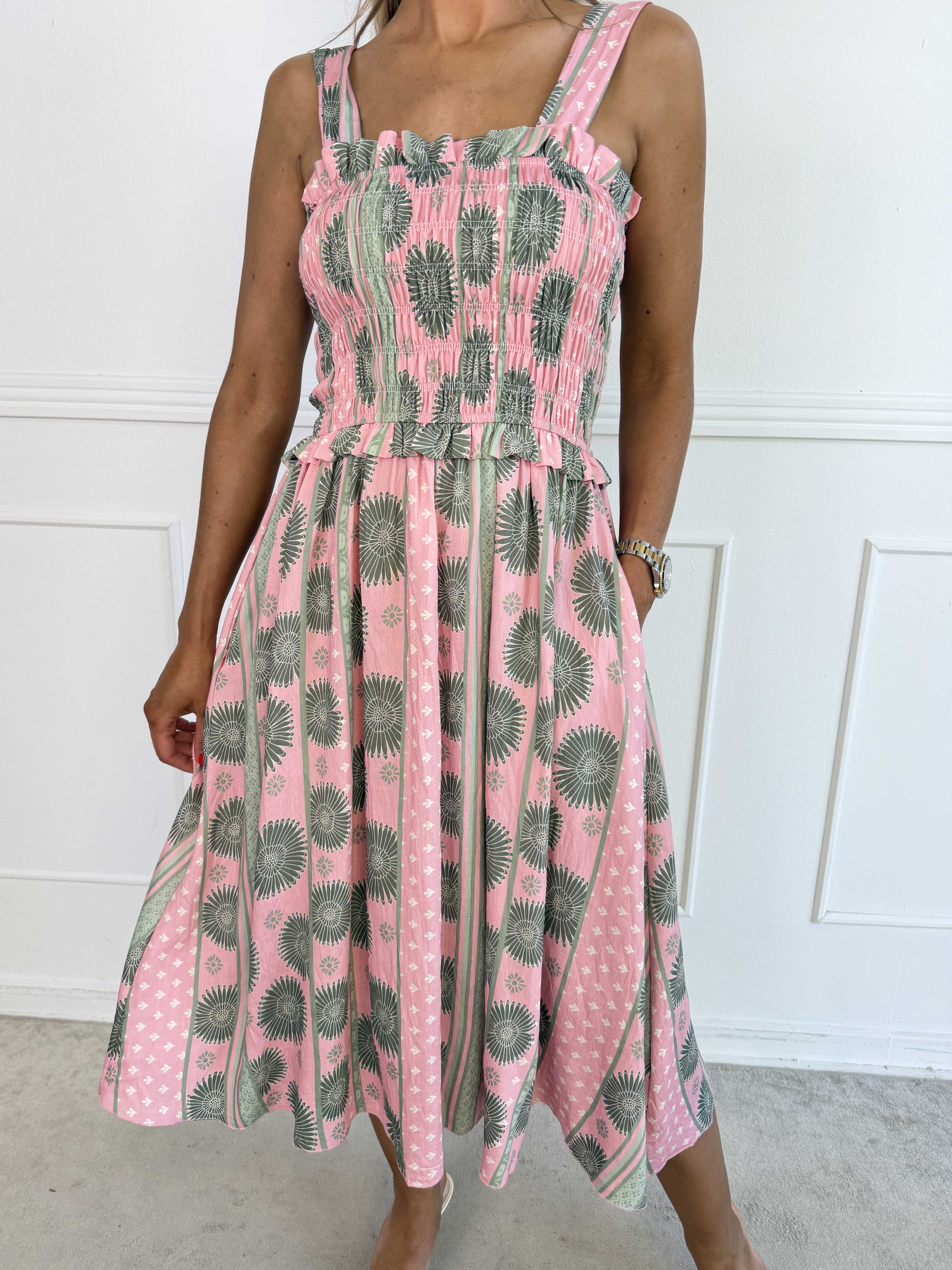 Marisol Sunburst - Blomstret plus size sommerkjole i viskose med smock henover brystet